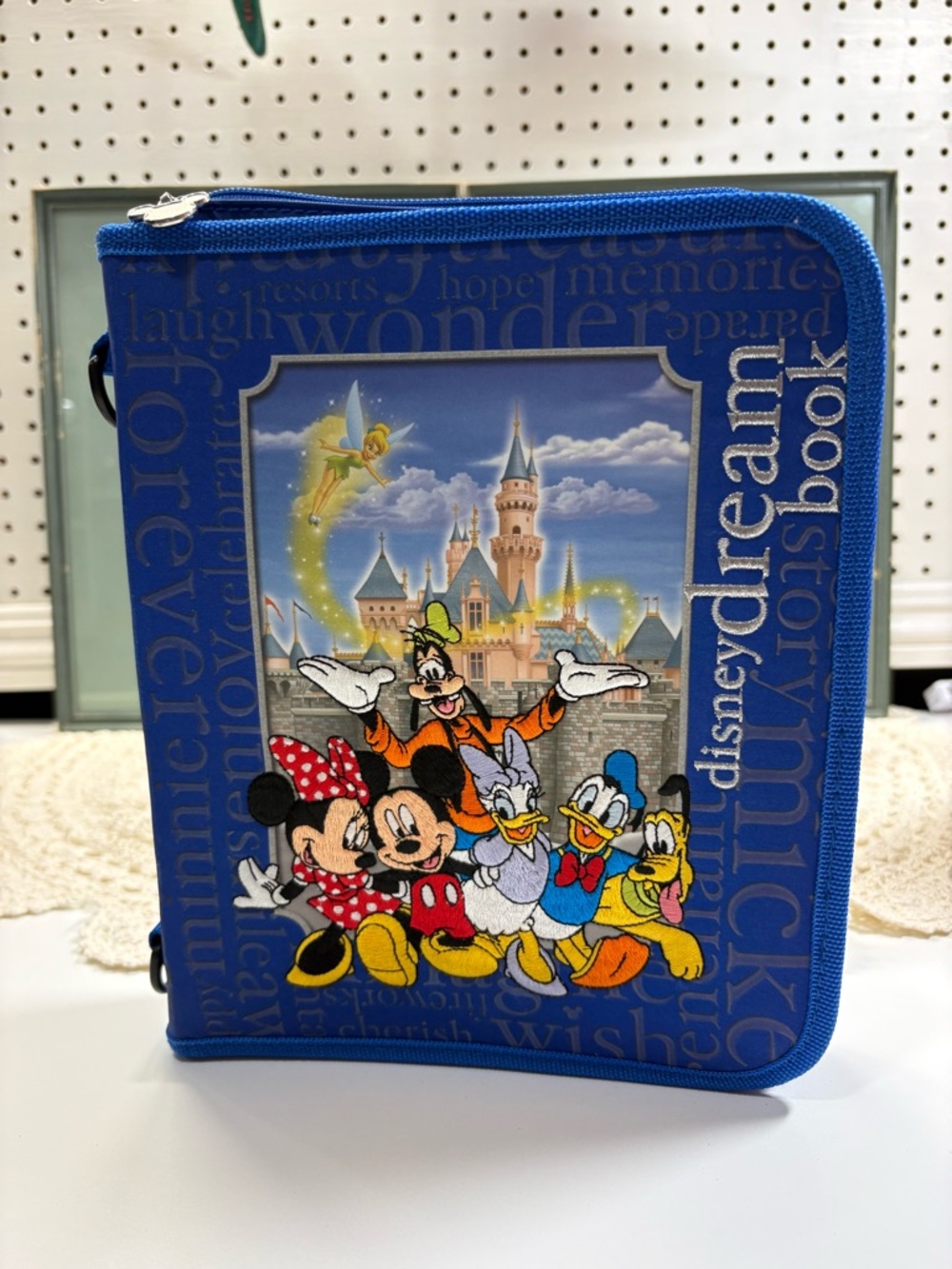Disney Dreams Souvenir Autograph Photo Pin Collectors Binder